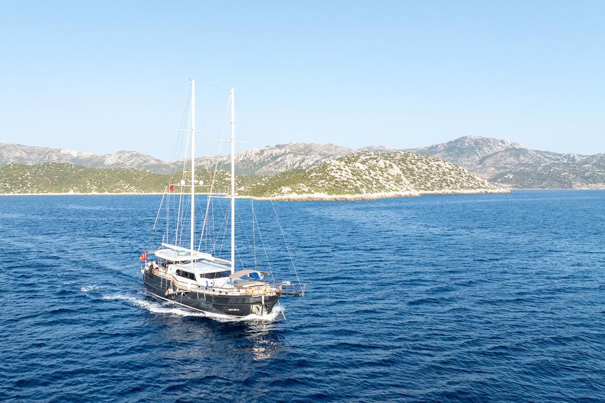 Marmaris'te demirlemiş 2023 yapımı lüks gulet AB2505'in kiralama hizmeti.