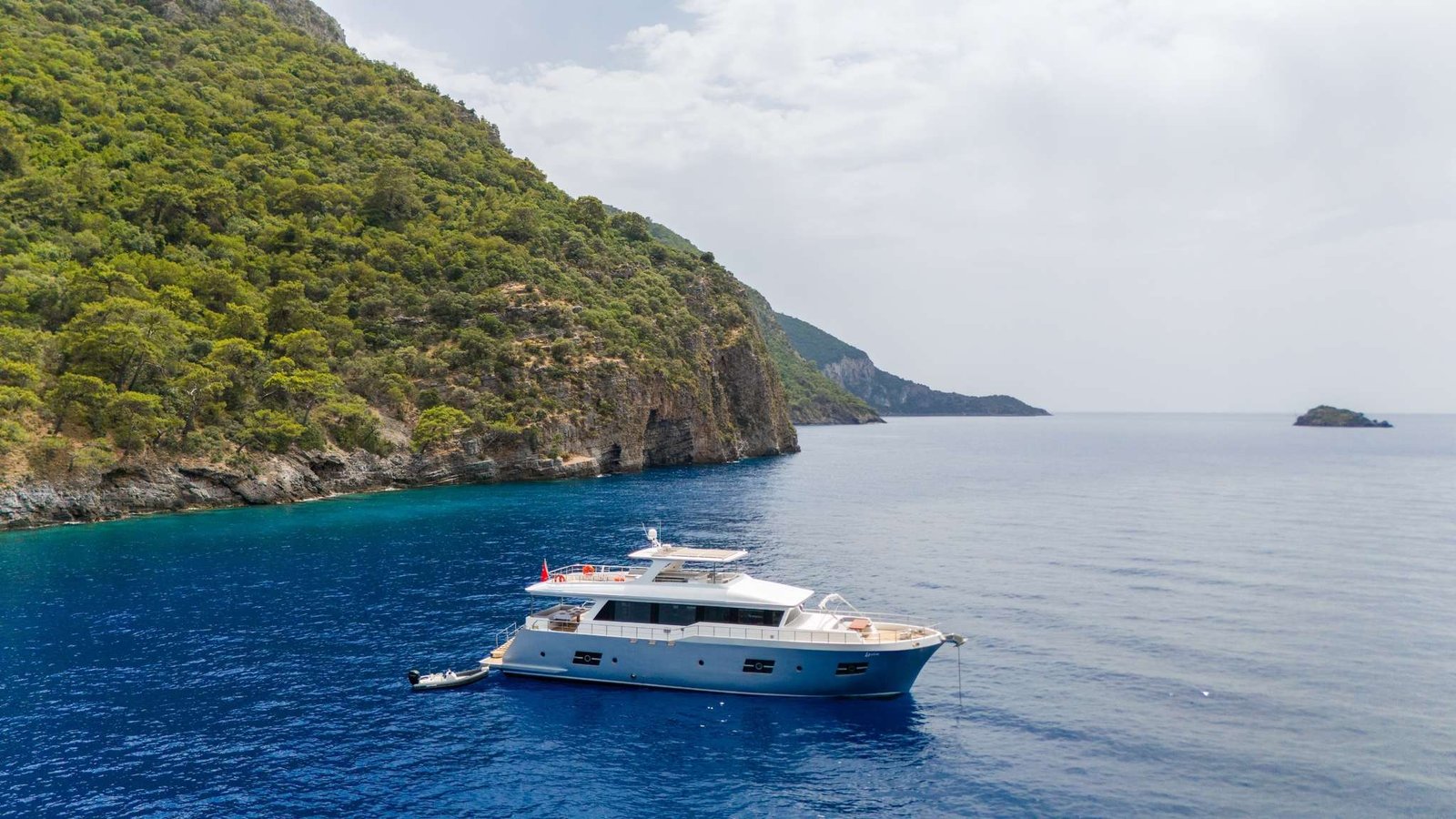 Fethiye LV2604 numaralı lüks motor yat kiralama seferi başladı.