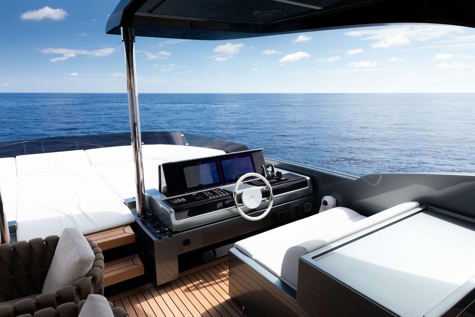RV2504 lüks Riva motor yat kiralama Monaco, 82' Diva seyir halinde