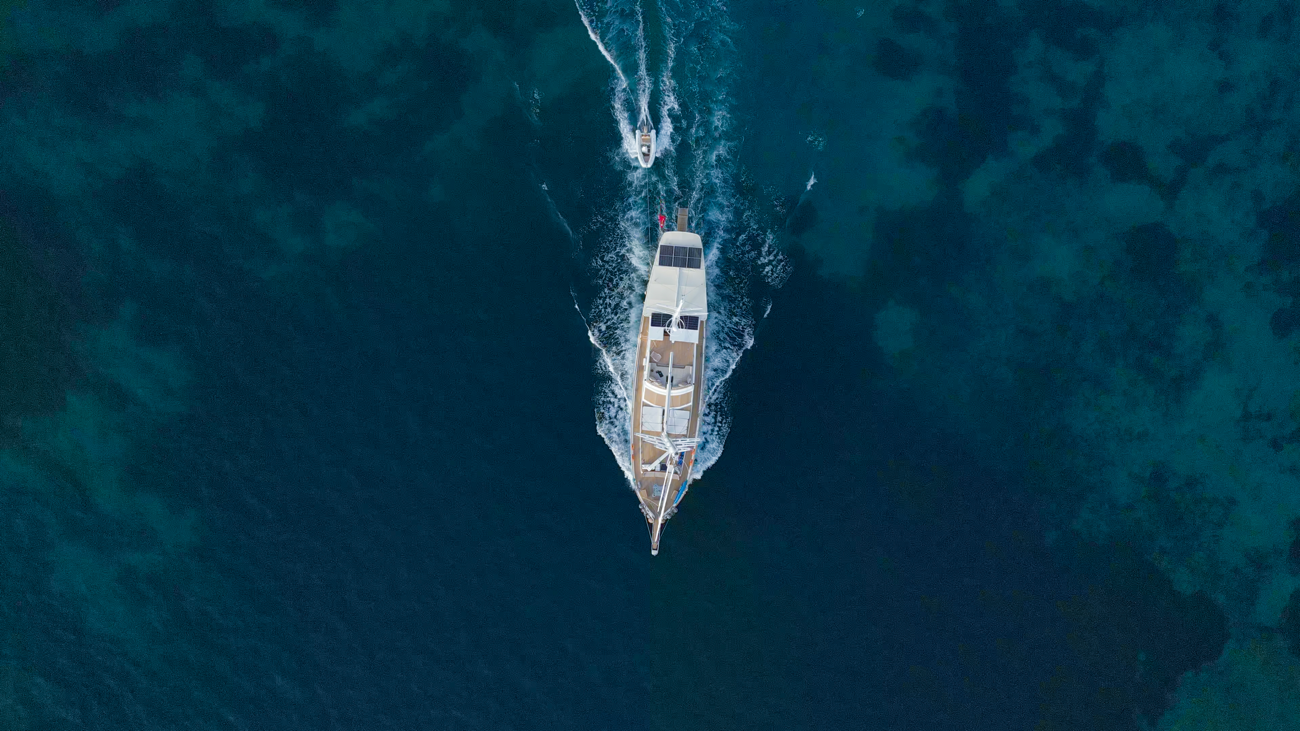 Bodrum'da kiralayabileceğiniz 28 metrelik lüks gulet LJ2804'ün iç görünümü.