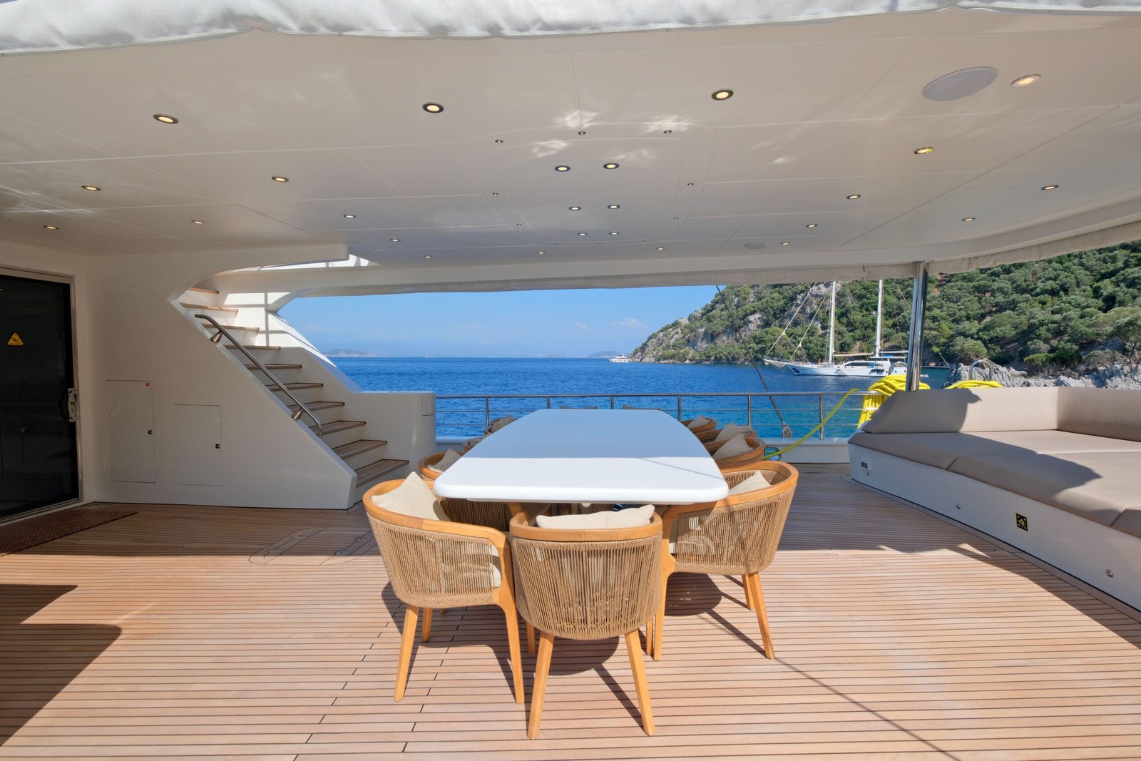 42 m Fethiye deluxe gulet kiralama — koya bakan gölgeli kıç güverte yemek masası