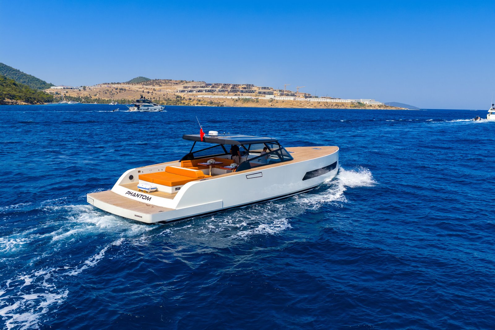 Özel motor yat Bodrum PS1902'nin şık dış profili seyir halindeyken.