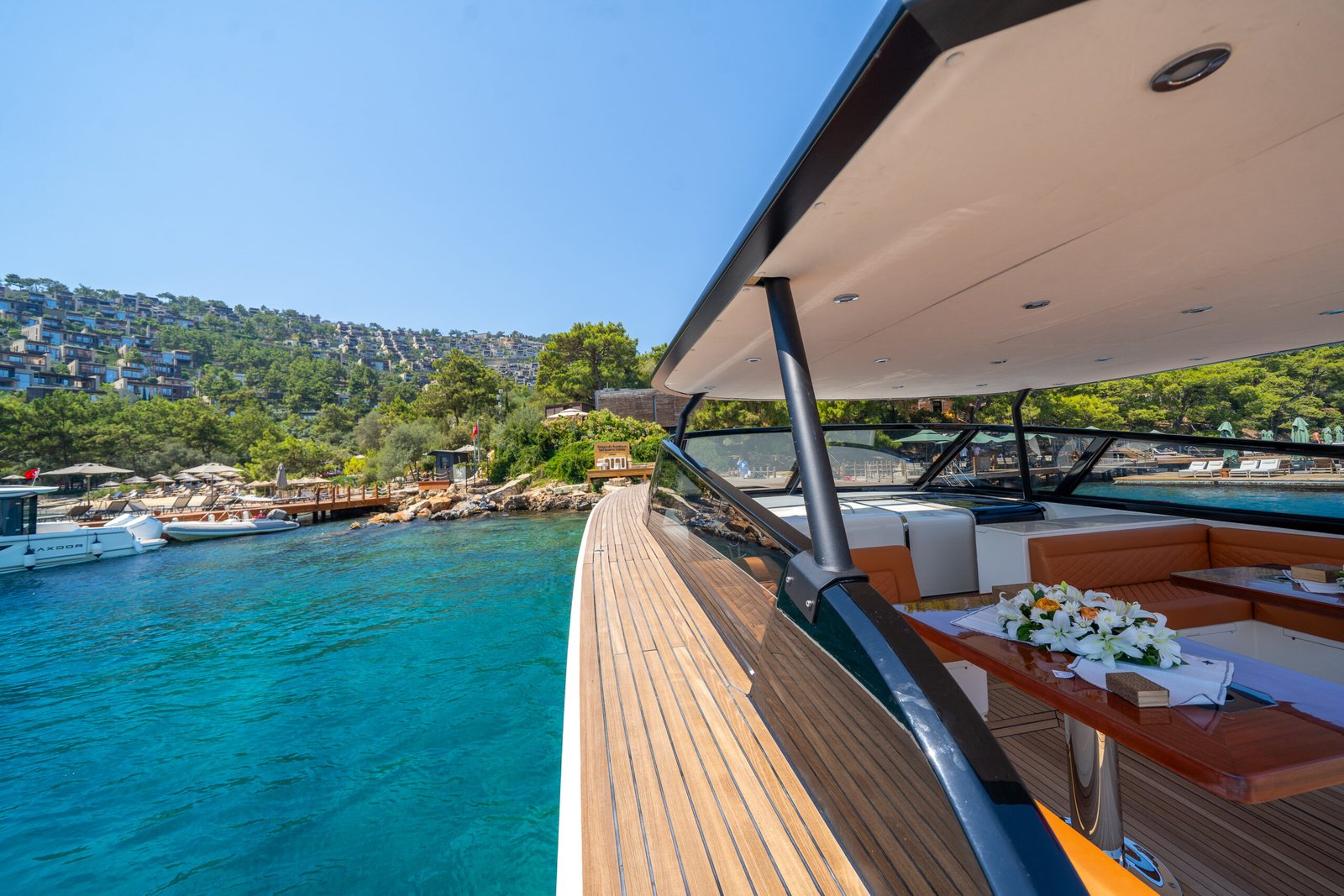 PS1902 Bodrum'da bulunan özel motor yatın kıç kokpiti ve sosyal güverte oturma alanı.