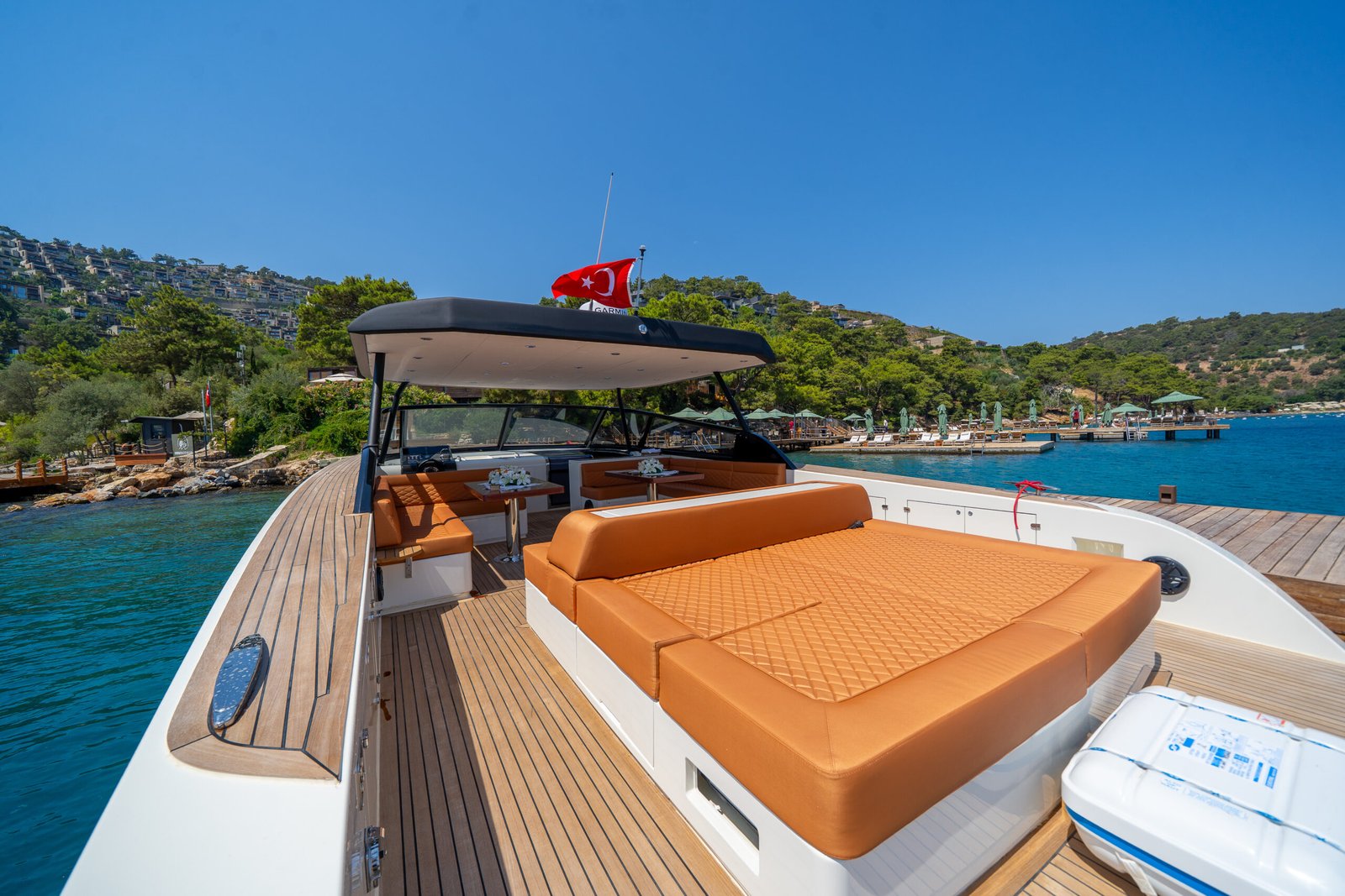 PS1902 modelinde panoramik Ege manzarasına sahip flybridge güneşlenme güvertesi bulunmaktadır.