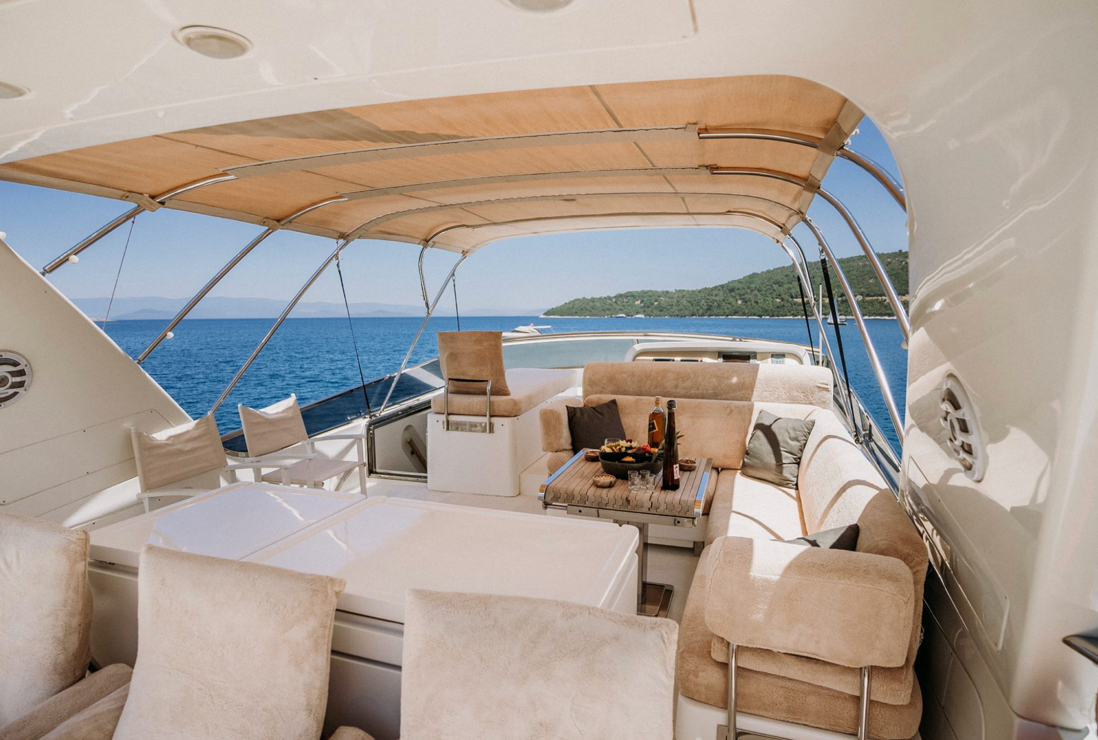 Bodrum KU1209 lüks flybridge yatının iç mekanı.