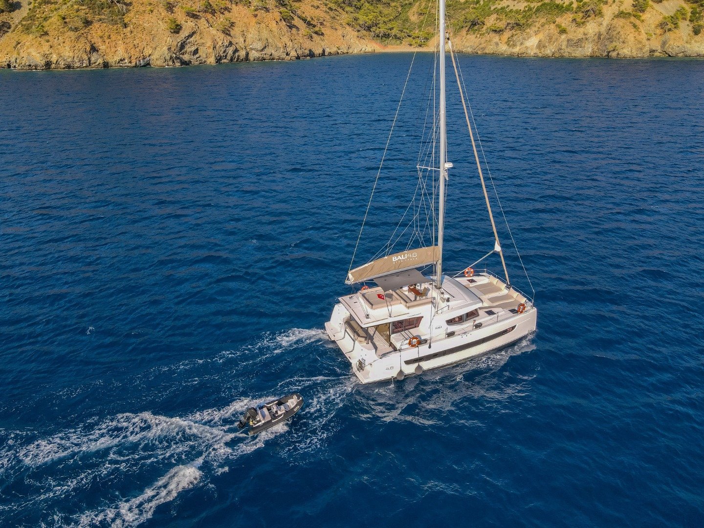 AY1404 Bali 4.6 katamaranı, Fethiye'de Türk Rivierası'nda denize açılıyor.