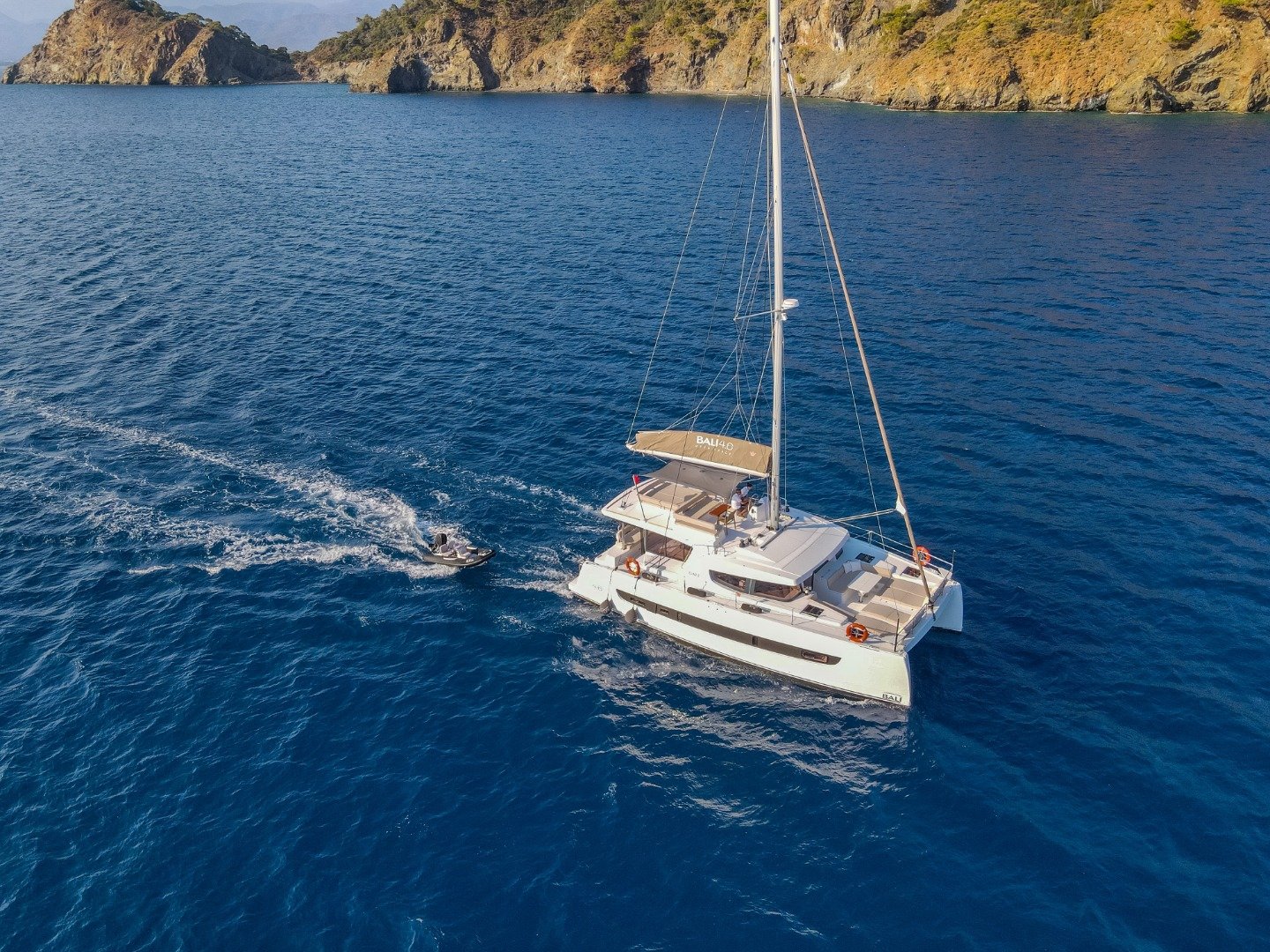 Fethiye'de kiralanan AY1404 Bali 4.6 katamaranının iç görünümü.