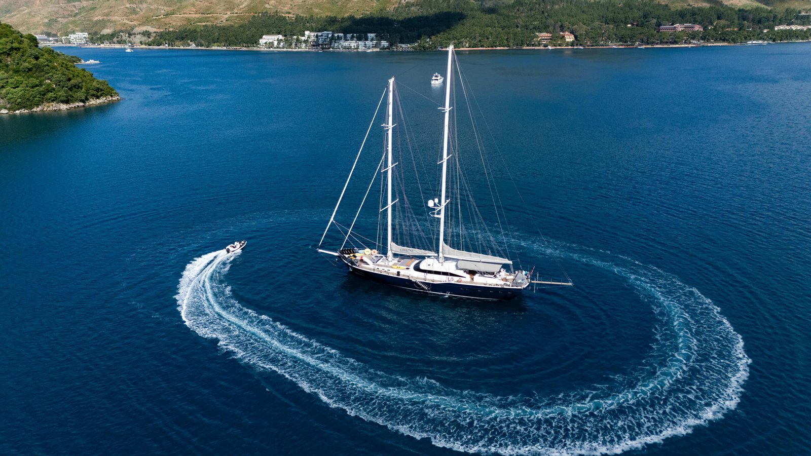 Türkiye'de kiralık UB4405 lüks yatının güverte alanları