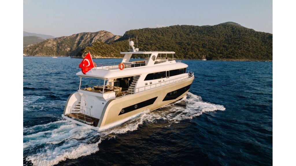 Fethiye'de kiralık CF2404 24 metrelik trol teknesinin güneşlenme güvertesi