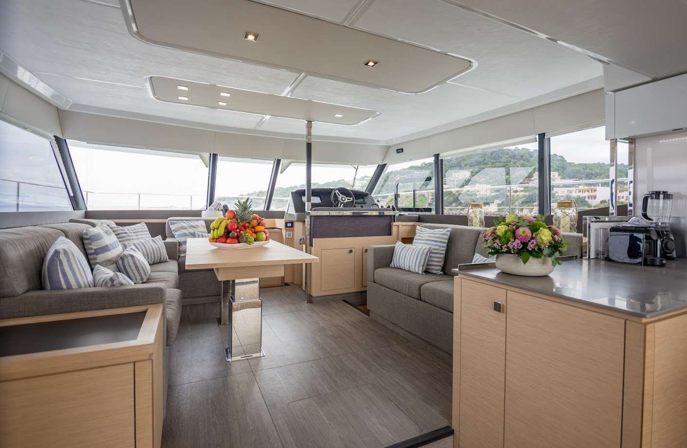 EB1303 Fountaine Pajot kiralık Yunanistan katamaranının iç görünümü