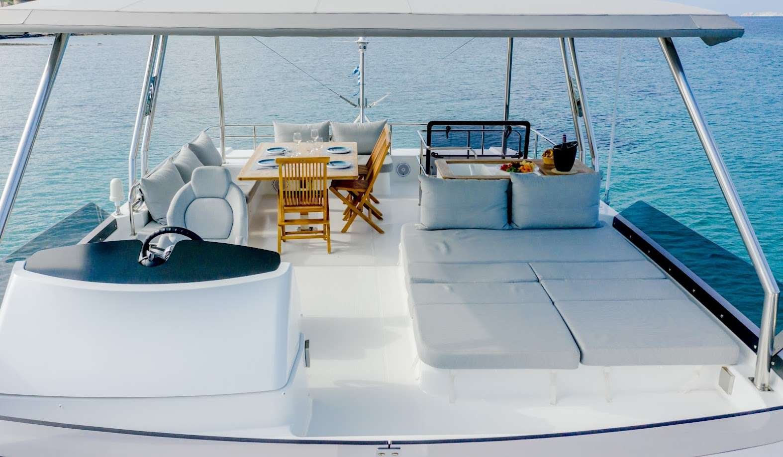 Fountaine Pajot Charter Greece EB1303 katamaranı demirde