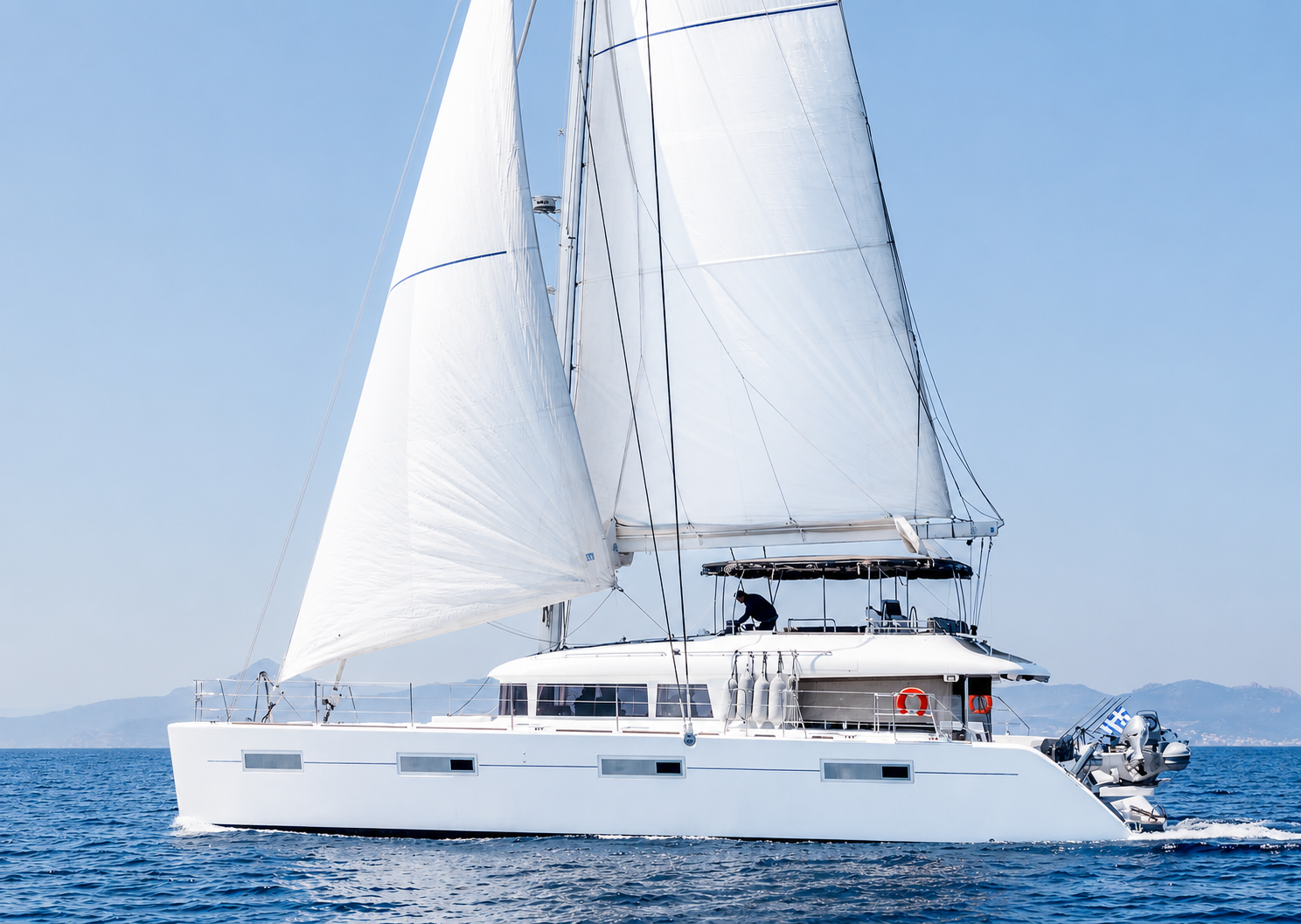 Atina'da lüks katamaran kiralama: SL1905 Lagoon 620 (yelken altında)
