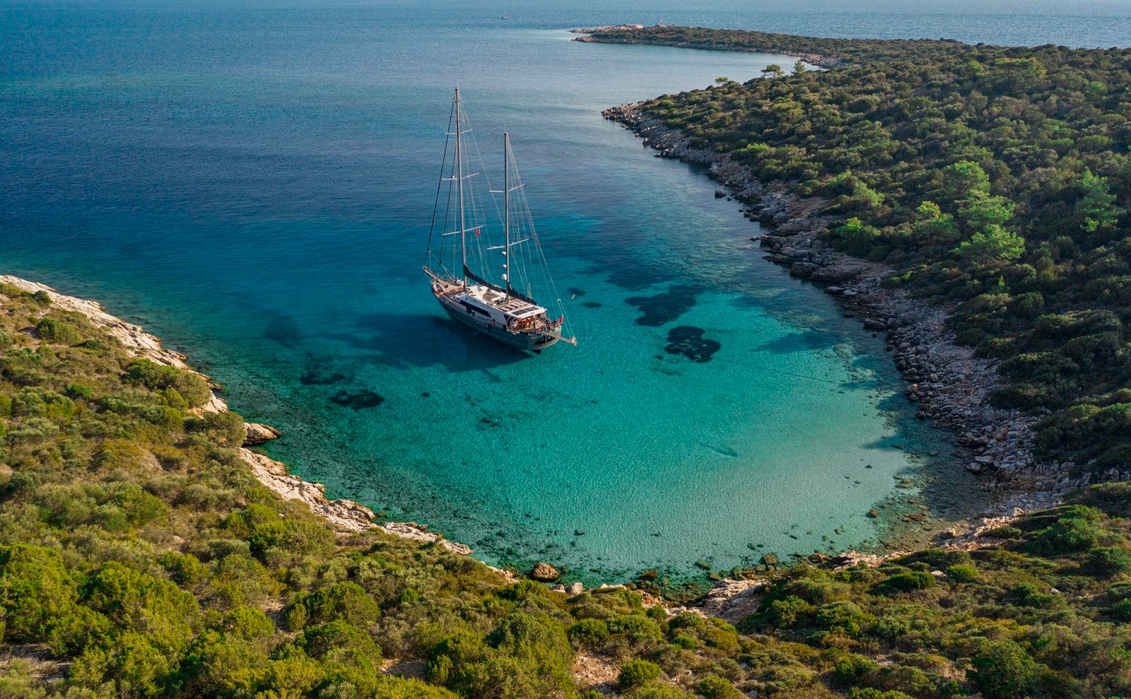 VR3506 lüks gulet, Atina'da bir Yunan adası koyunda demirlemiş halde kiralık.