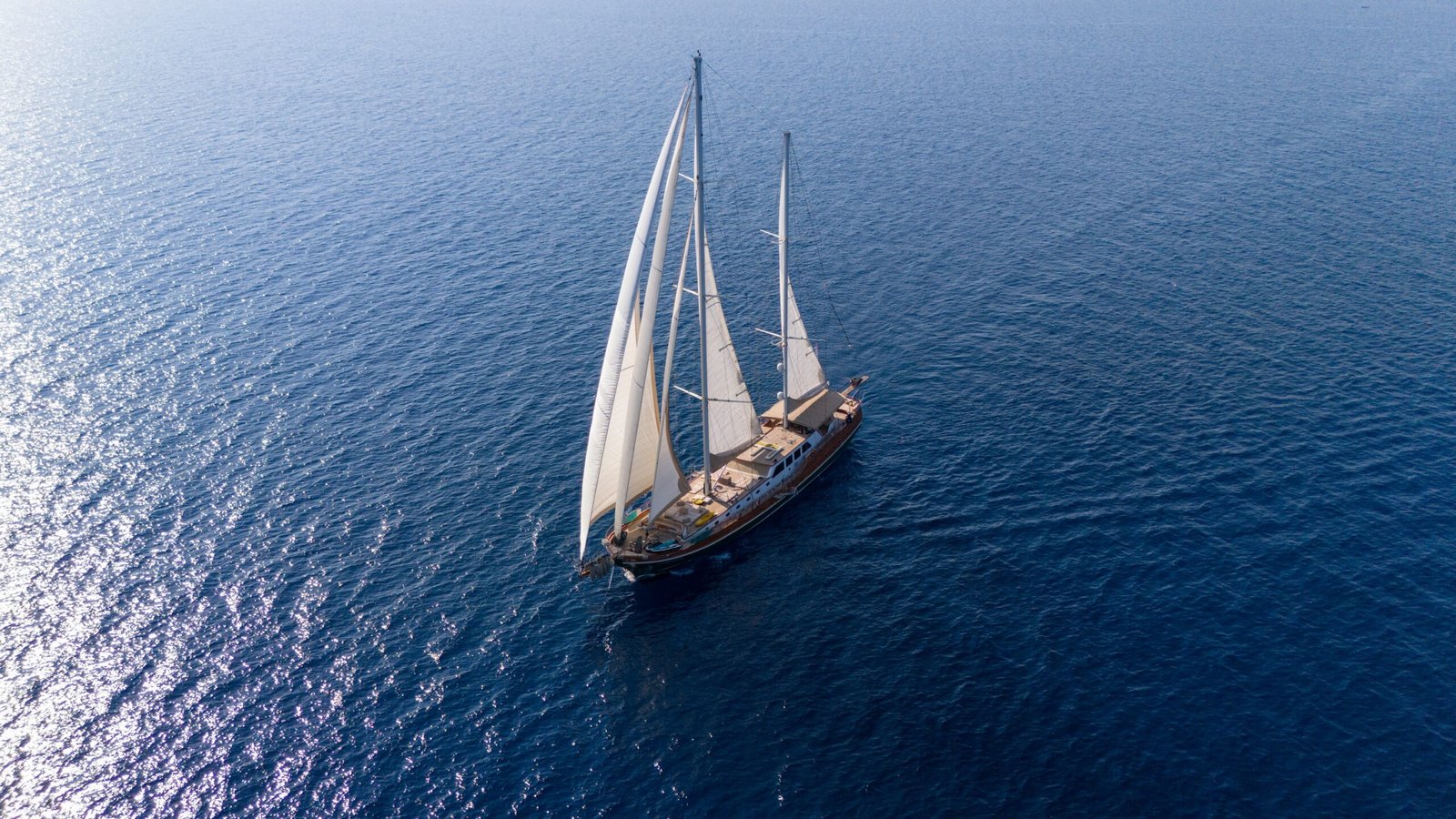 Bodrum'da lüks gulet kiralama LB4706, demirde dış görünüm.