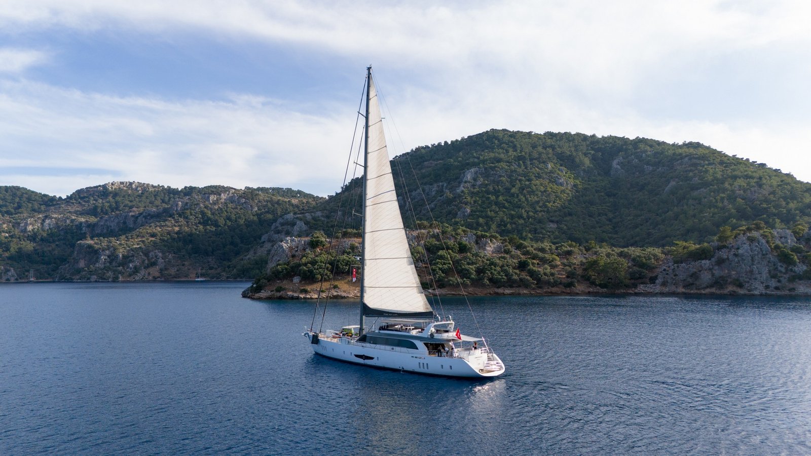 Marmaris LI3904 numaralı lüks gulet kiralama hizmetiyle Ege kıyılarında seyir yapın.