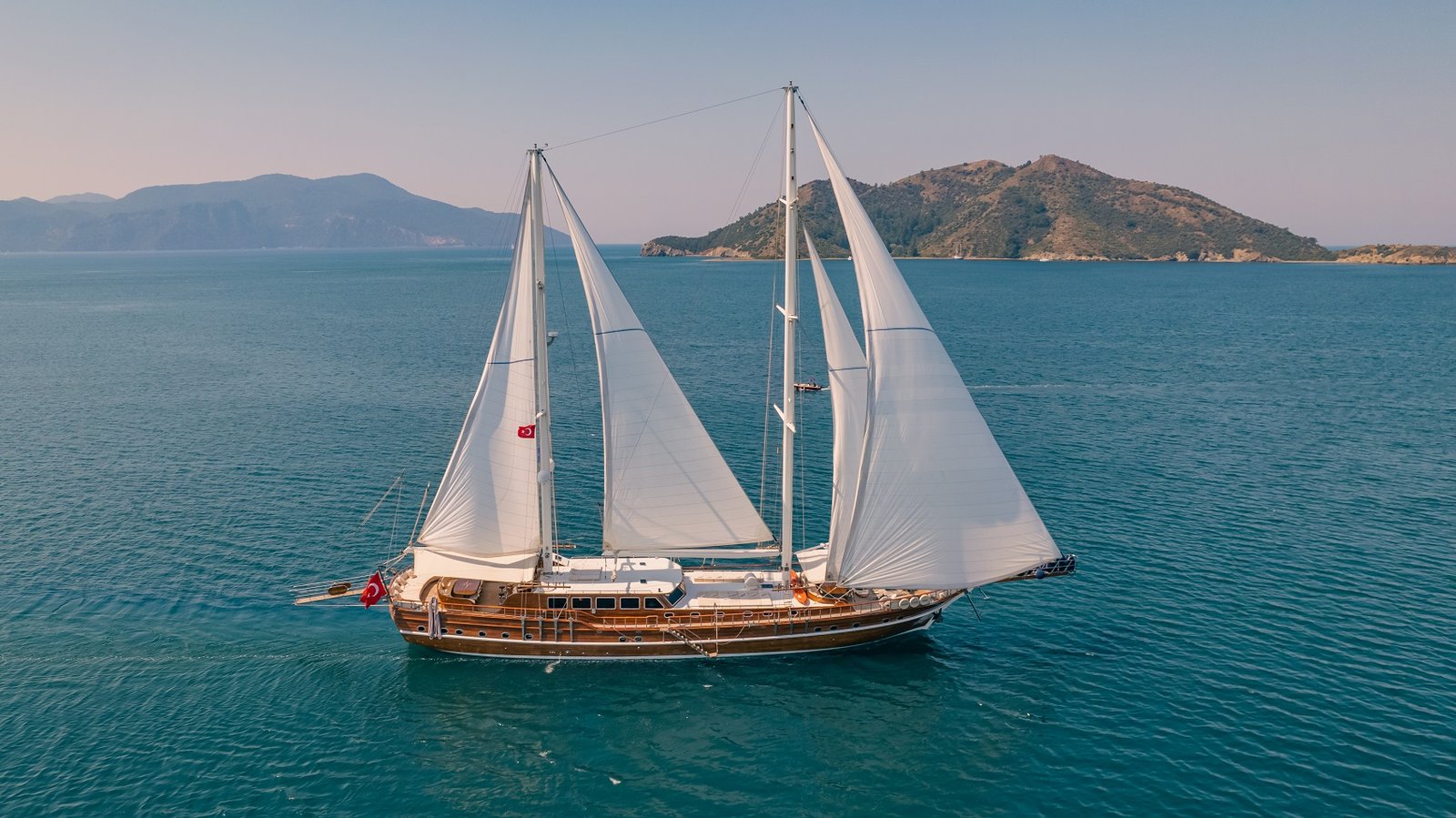 LQ3708 numaralı lüks gulet, Fethiye'de Türk kıyı şeridi boyunca seyir yapıyor.