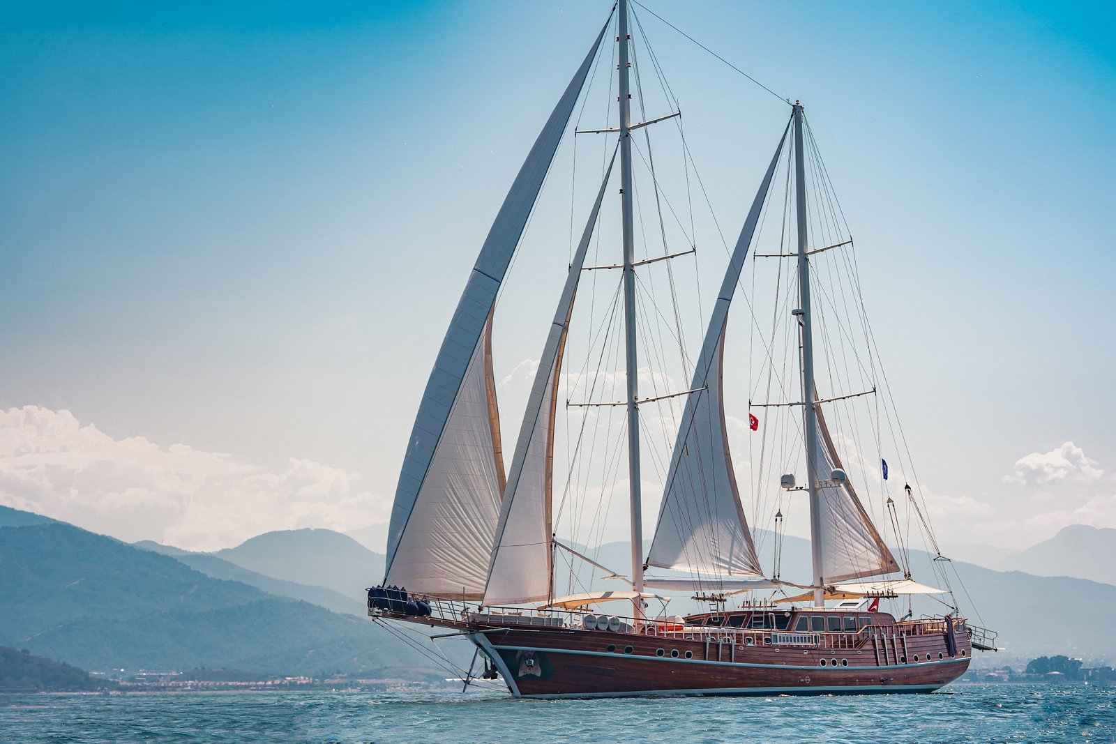 Fethiye LQ3708 numaralı lüks gulet kiralama hizmeti Ege Denizi'nde tam yelken açmış halde.