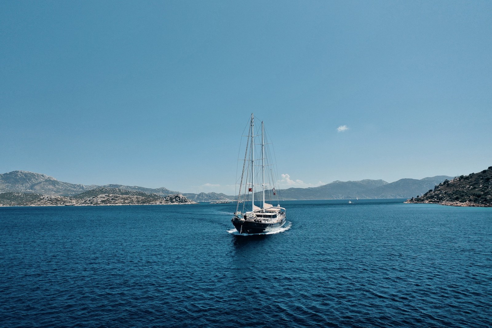 NQ4010 lüks gulet kiralama East Med, Marmaris açıklarında demirli 40 metrelik gulet