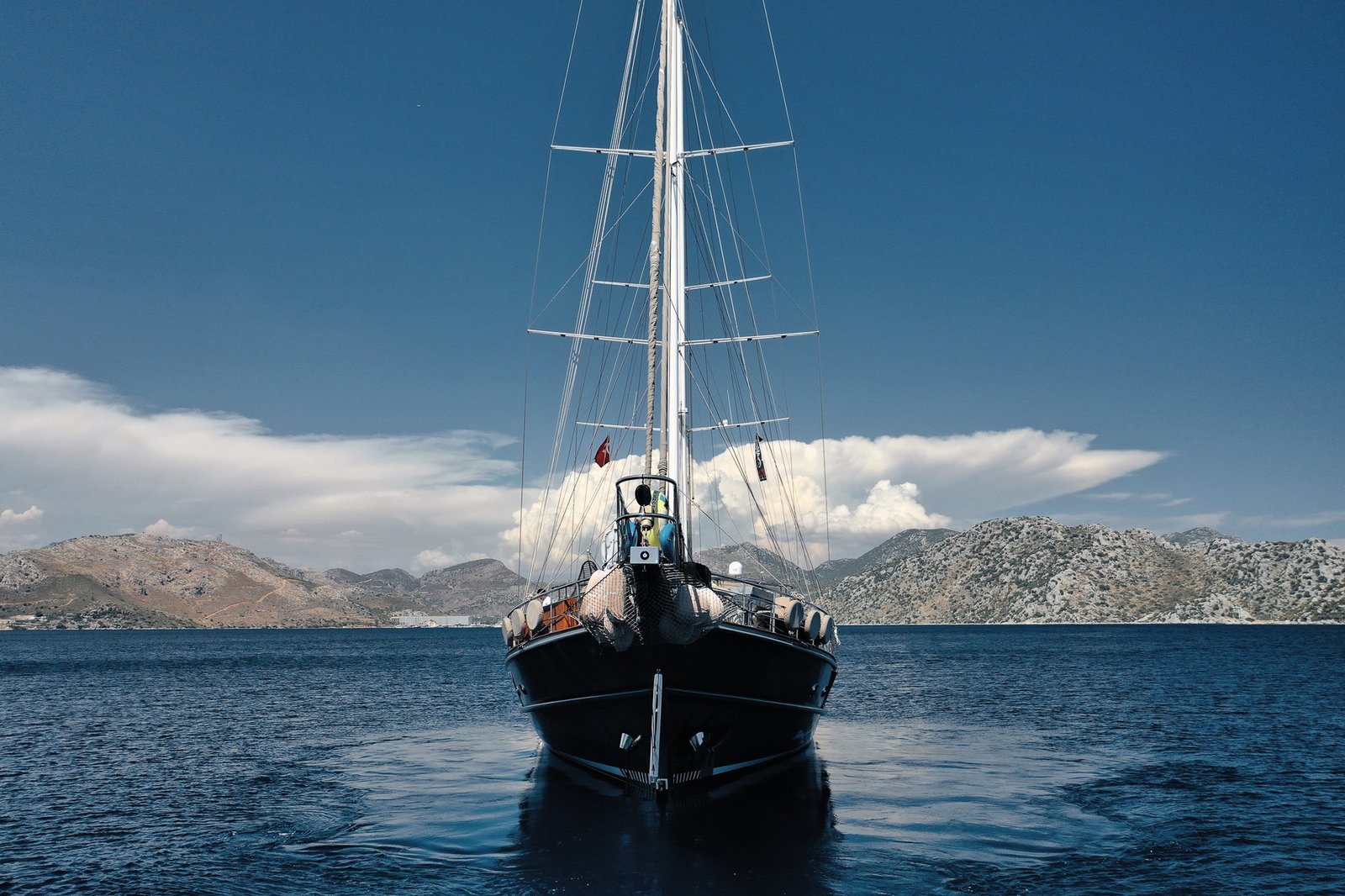 Doğu Akdeniz'de kiralık NQ4010 lüks gulet gemisinde ana kabin.