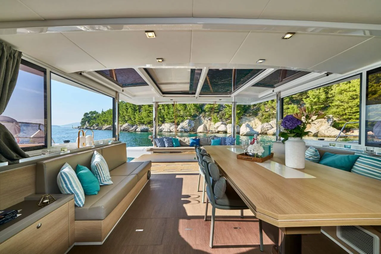 LB1704 Bali 5.4 Katamaran Kiralama Fethiye salon içi