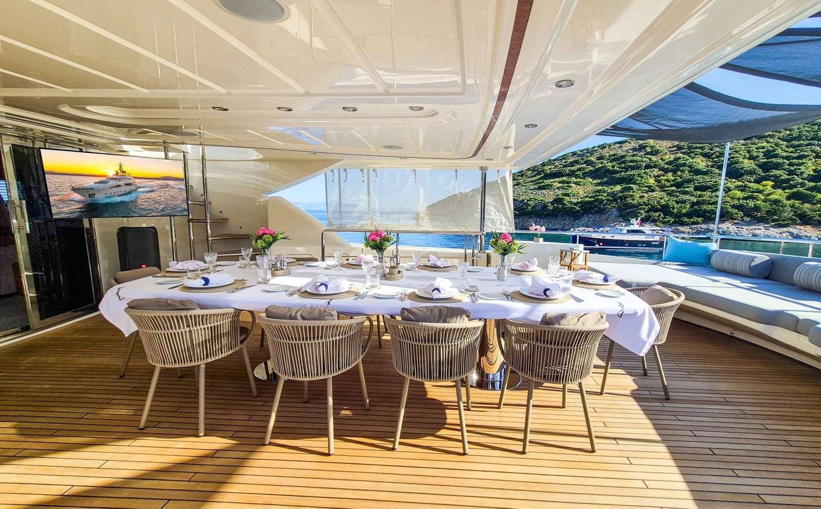 Alfresco dining on the aft deck of a 40m superyacht charter, Marmaris — AR4004