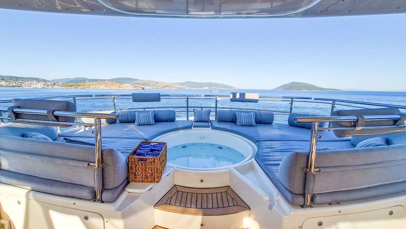 Foredeck jacuzzi with sea views aboard a 40m superyacht charter, Marmaris — AR4004