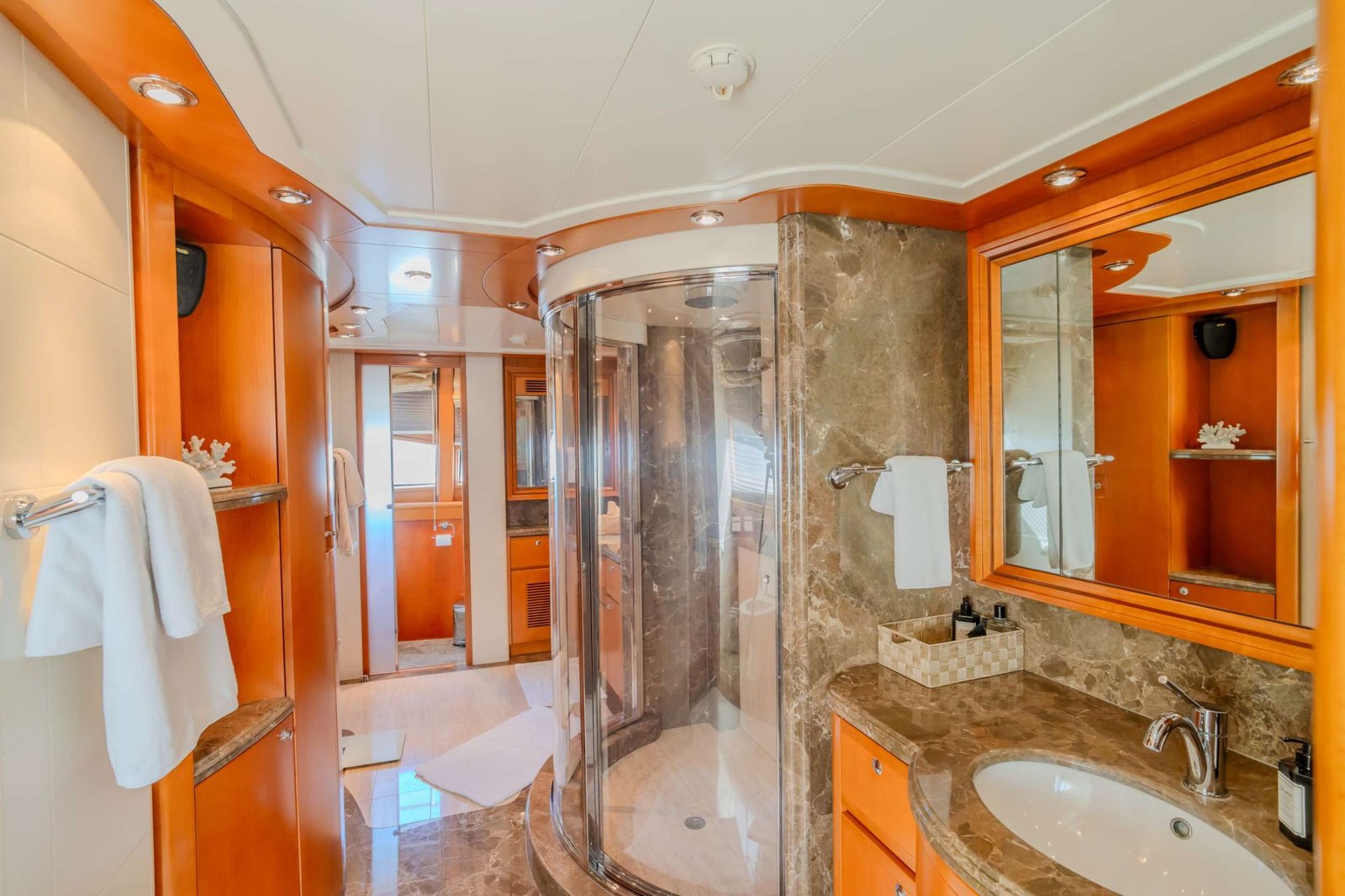 Marble en-suite with shower and bath aboard a 40m superyacht charter, Marmaris — AR4004