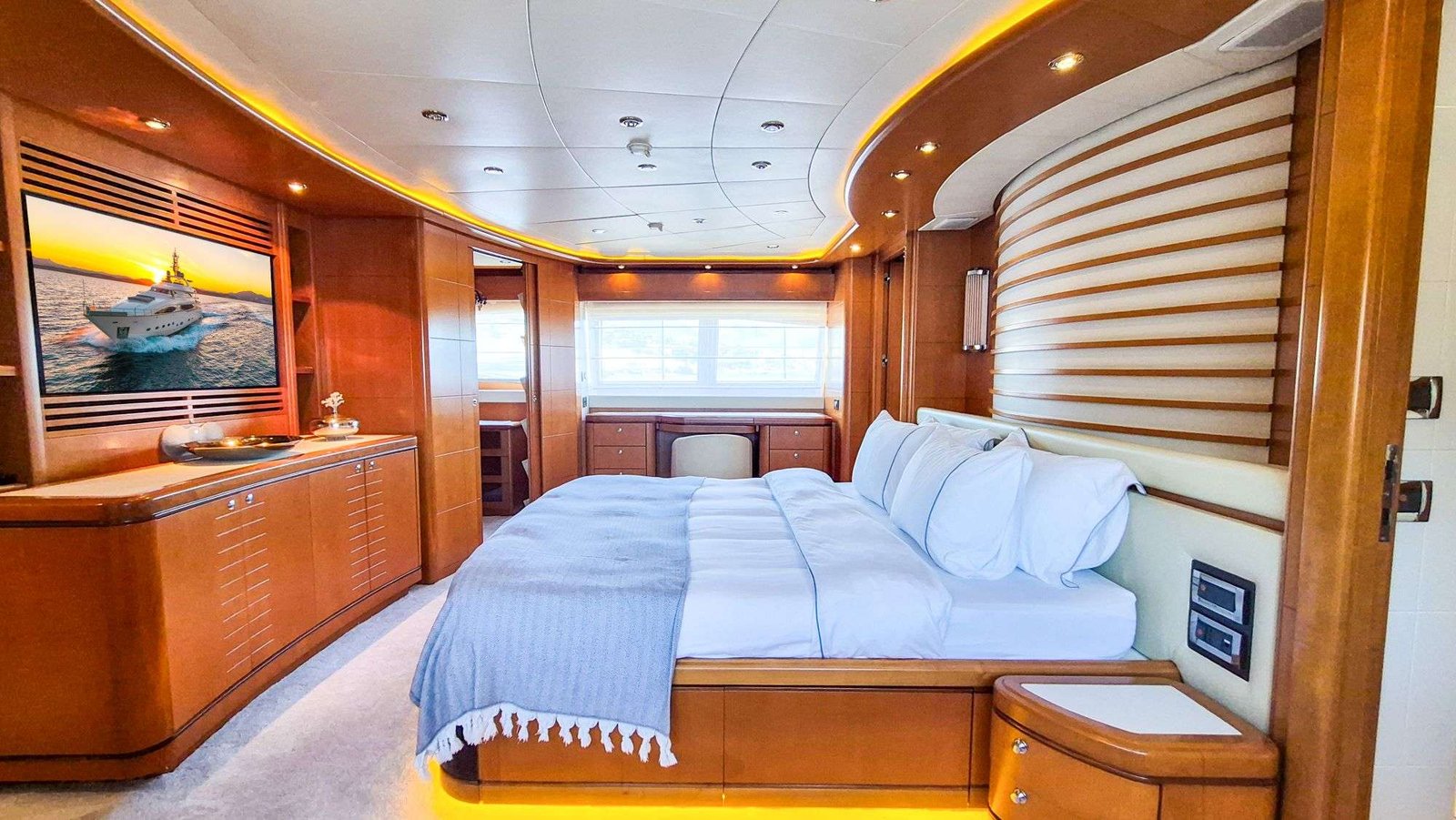 VIP cabin with king bed aboard a 40m superyacht charter in Marmaris — AR4004