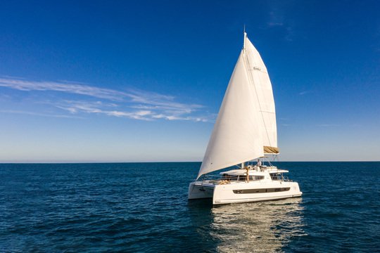 Fethiye'de Bali 4.6 katamaran kiralama, açık denizde tam ana yelken ve otomatik cenova yelkeniyle seyir.