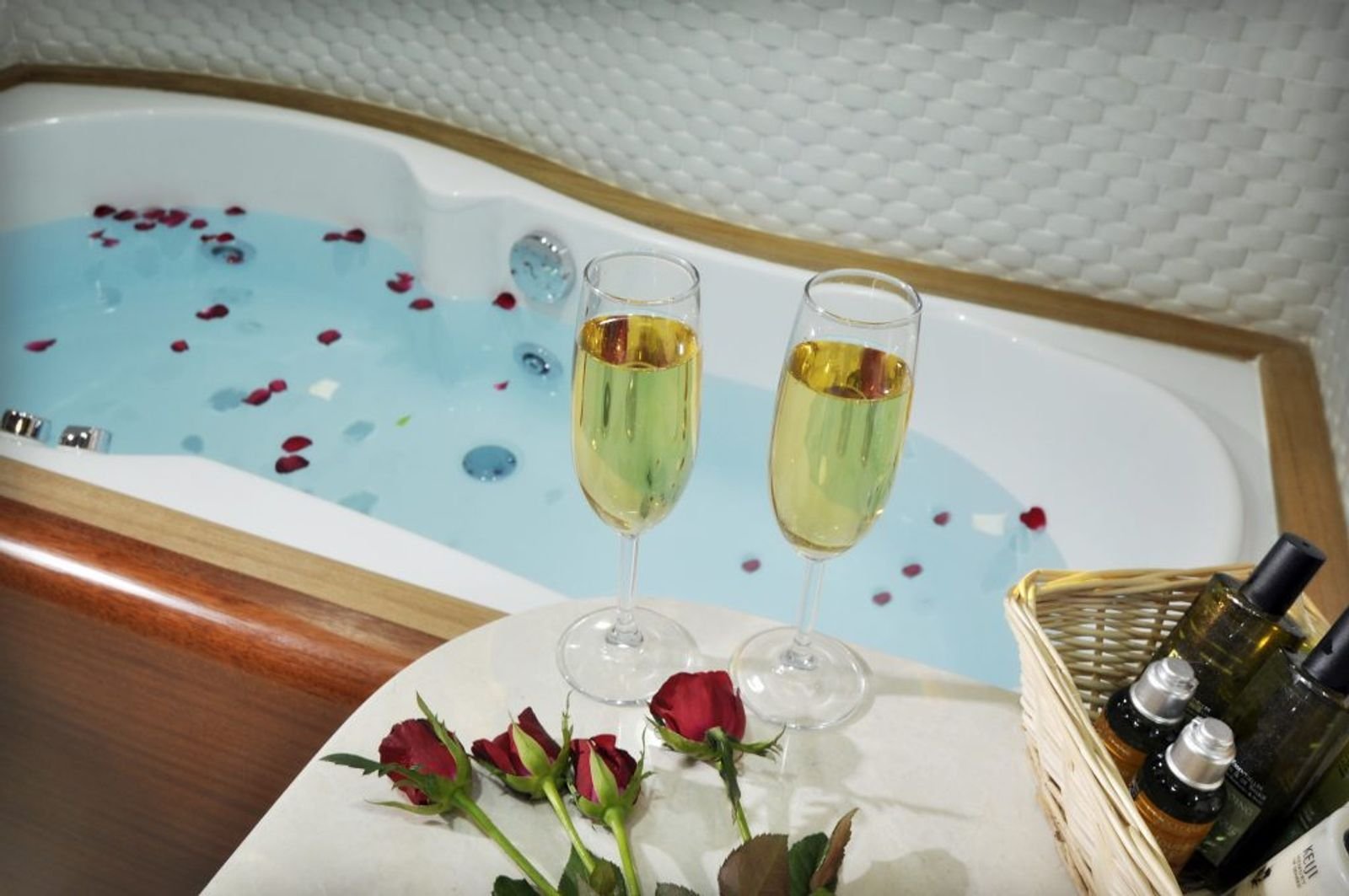 Whirlpool bathtub in a master cabin aboard a deluxe gulet charter in Turkey