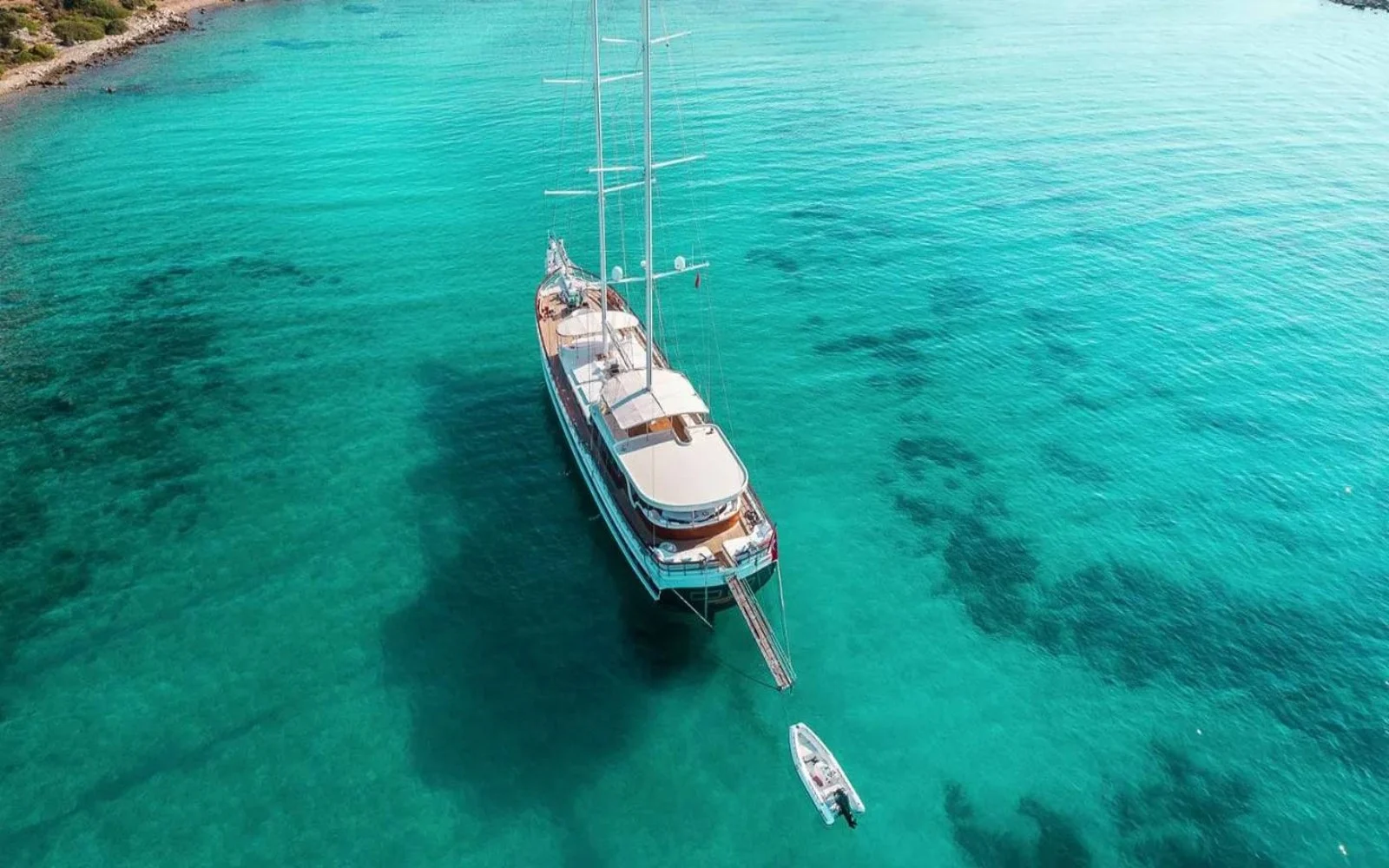 Overhead aerial of a 42m gulet in turquoise water, Turkish Riviera charter — HM4218