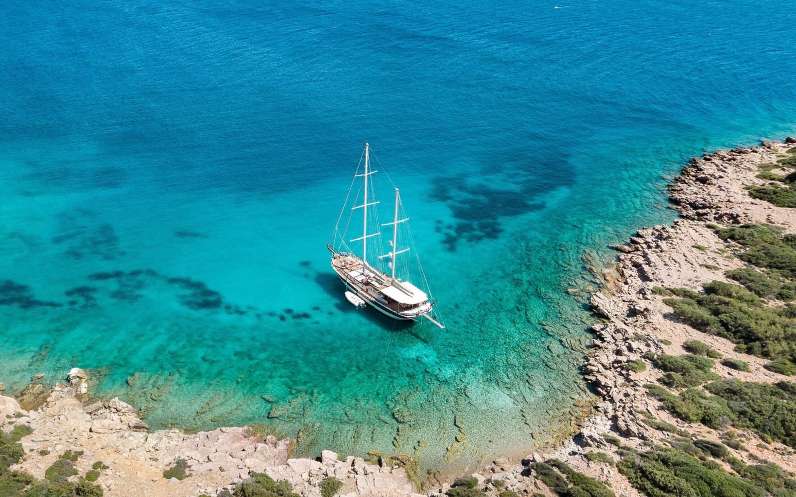 Aerial of a 30m deluxe gulet in a turquoise bay, Bodrum charter — ED3011