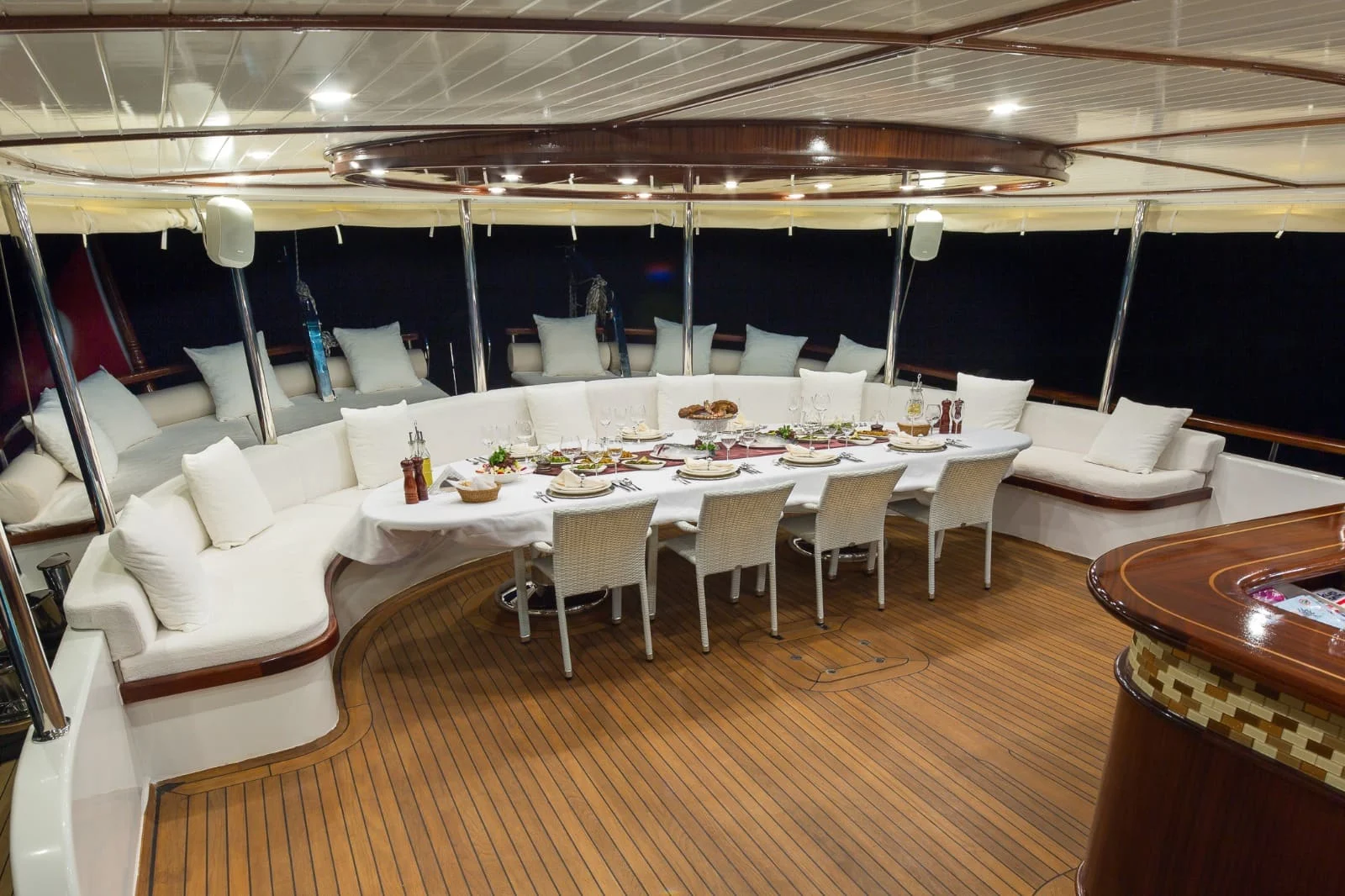 Aft deck dining for eighteen guests aboard a 42m gulet charter Marmaris — HM4218