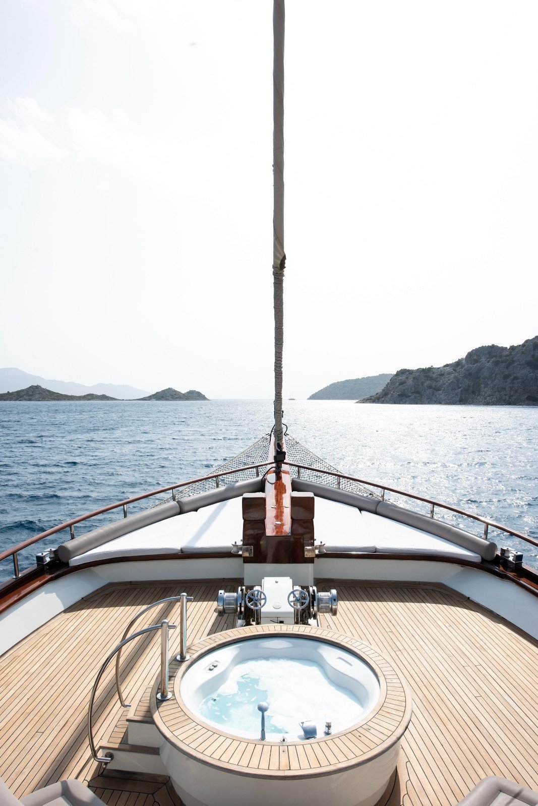 Foredeck jacuzzi looking forward aboard a 43m deluxe gulet charter — MN4308