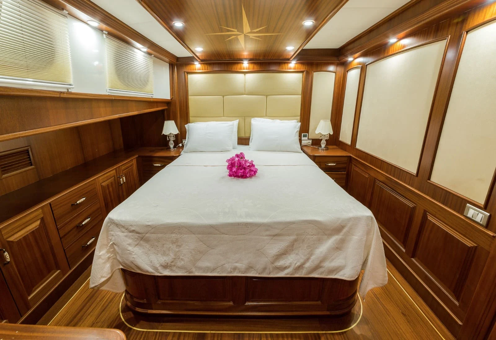 Master cabin with king bed aboard a 42m eight-cabin gulet charter Marmaris — HM4218