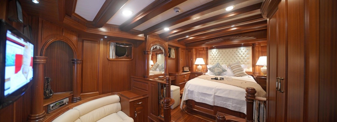 Master cabin with king bed, en-suite bathroom and TV aboard a 43m crewed gulet charter — MN4308
