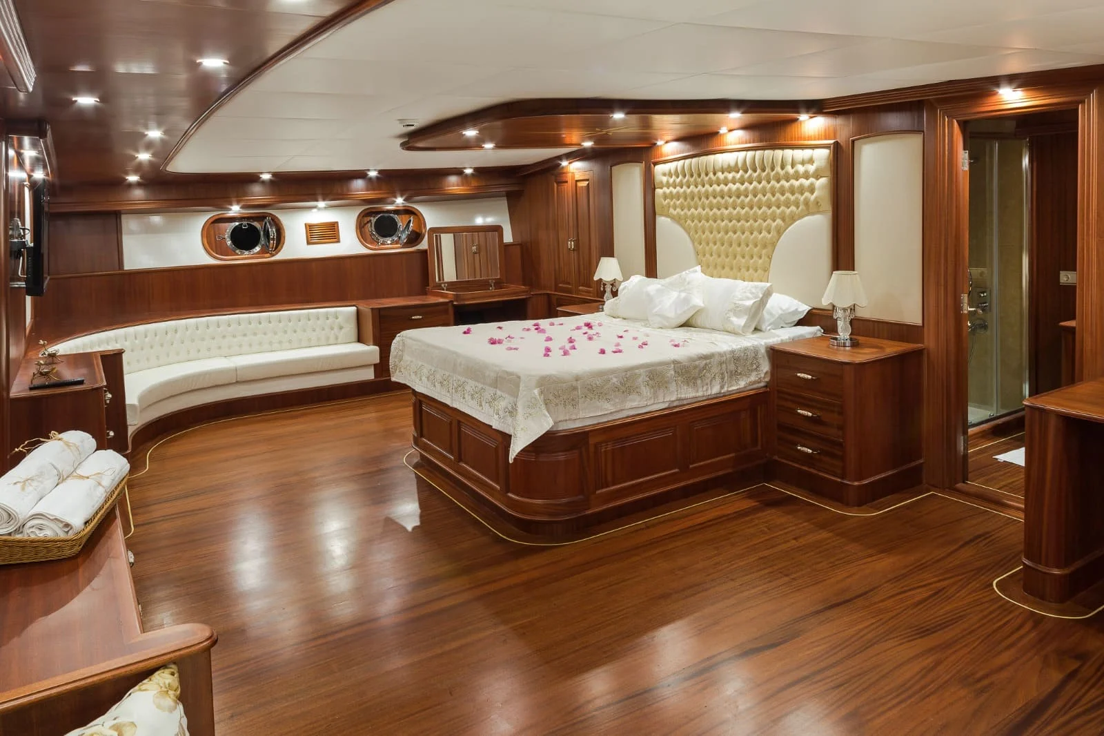 Master suite with lounge seating aboard a 42m luxury gulet charter — HM4218
