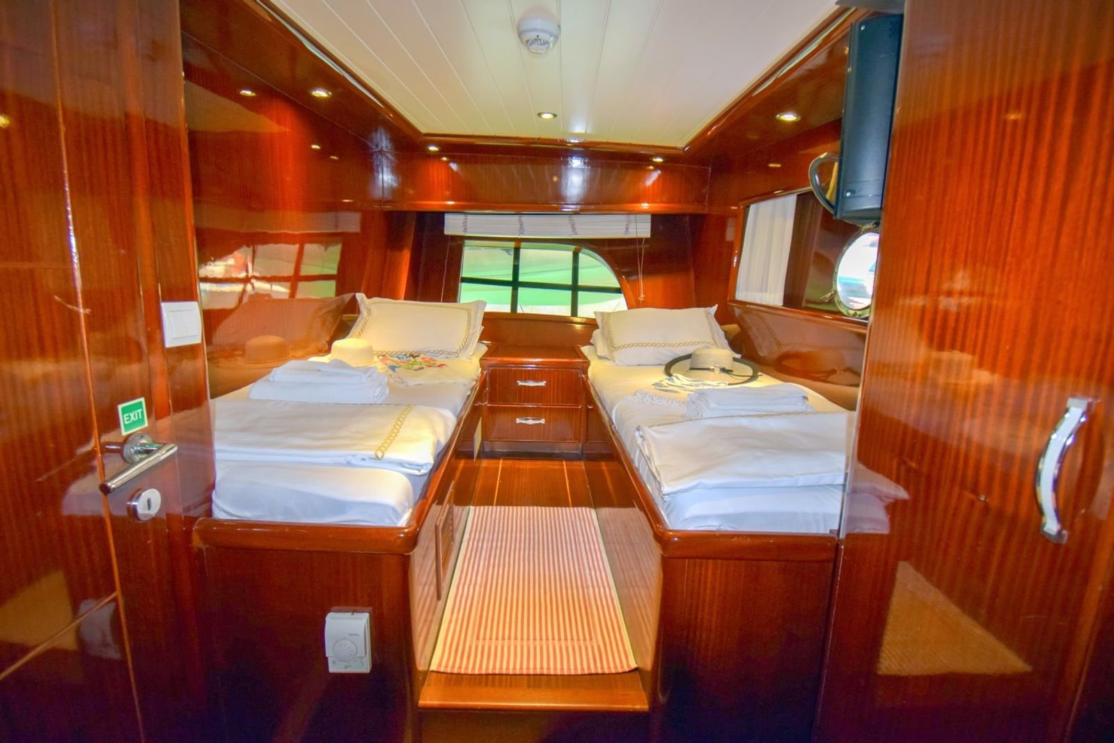 Twin cabin with side-by-side berths on a gulet charter Marmaris yacht