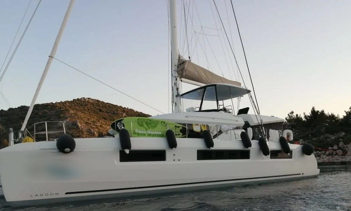 Marmaris'te Lagoon 50 katamaran kiralama: CL1521 gün batımında demirde.