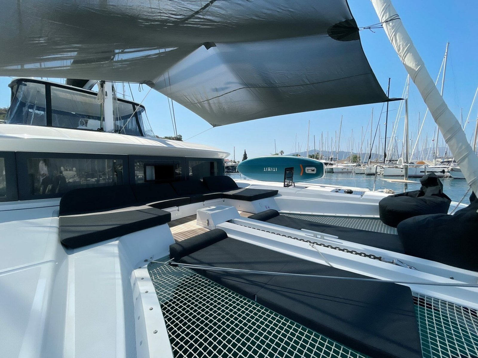 Lagoon 50 kiralık katamaran marmarisinde ön güverte trambolinleri