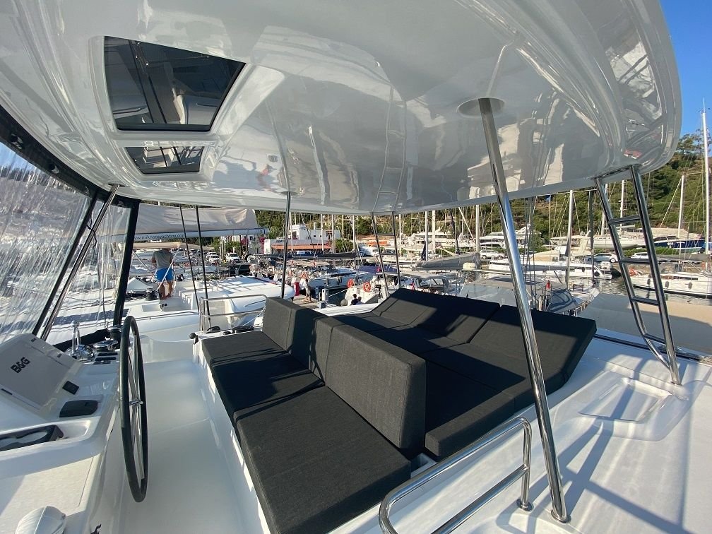 Marmaris'te Lagoon 50 katamaran kiralama hizmetinde flybridge ve dümen mahalli.