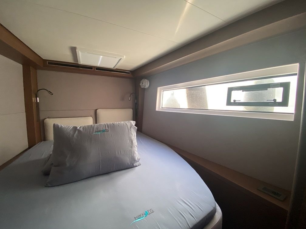 Marmaris'te Lagoon 50 katamaran kiralama hizmetinde, özel banyolu çift kişilik kabin.