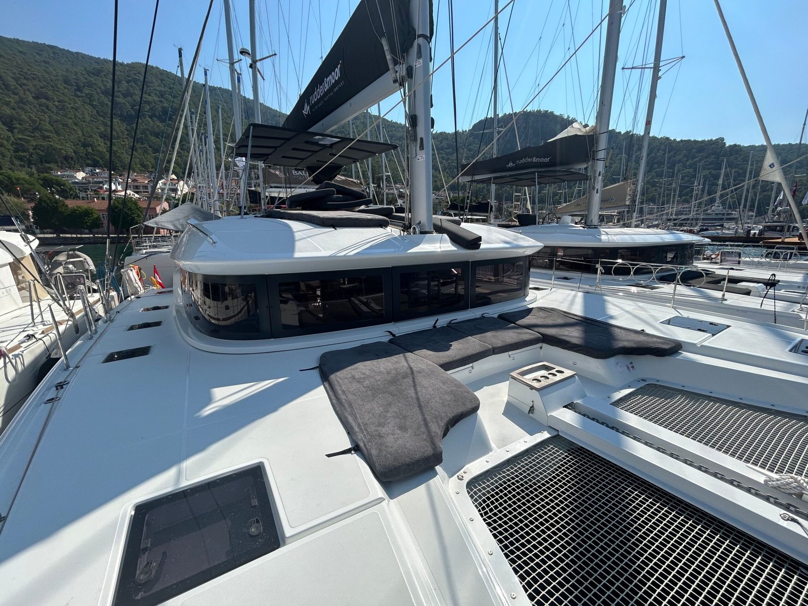 Fethiye'de kiralanan Lagoon 51 katamaranında ön güverte güneşlenme minderleri.