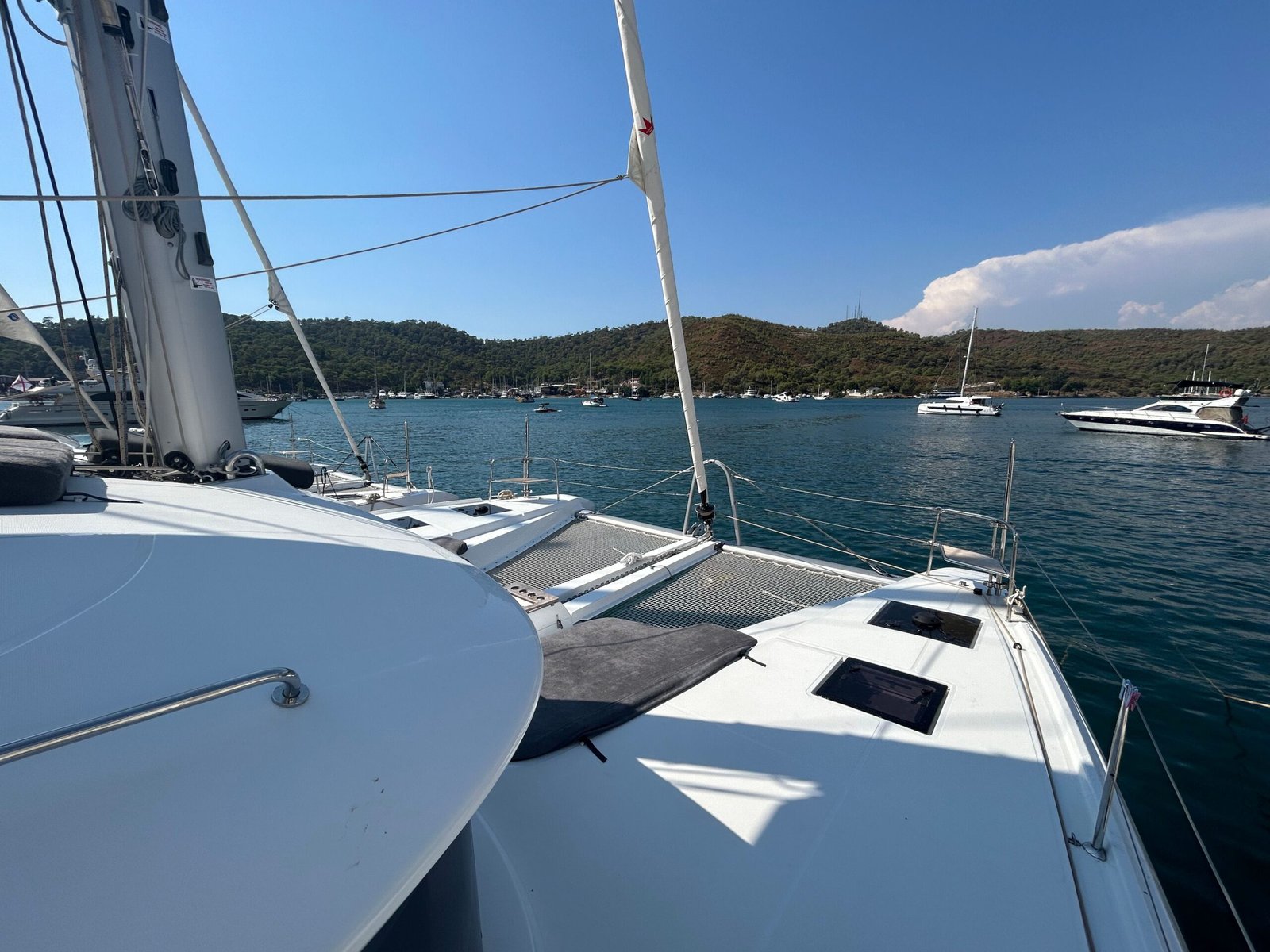 Lagoon 51 katamaran kiralama turundan Fethiye koyuna doğru pruvadan manzara.