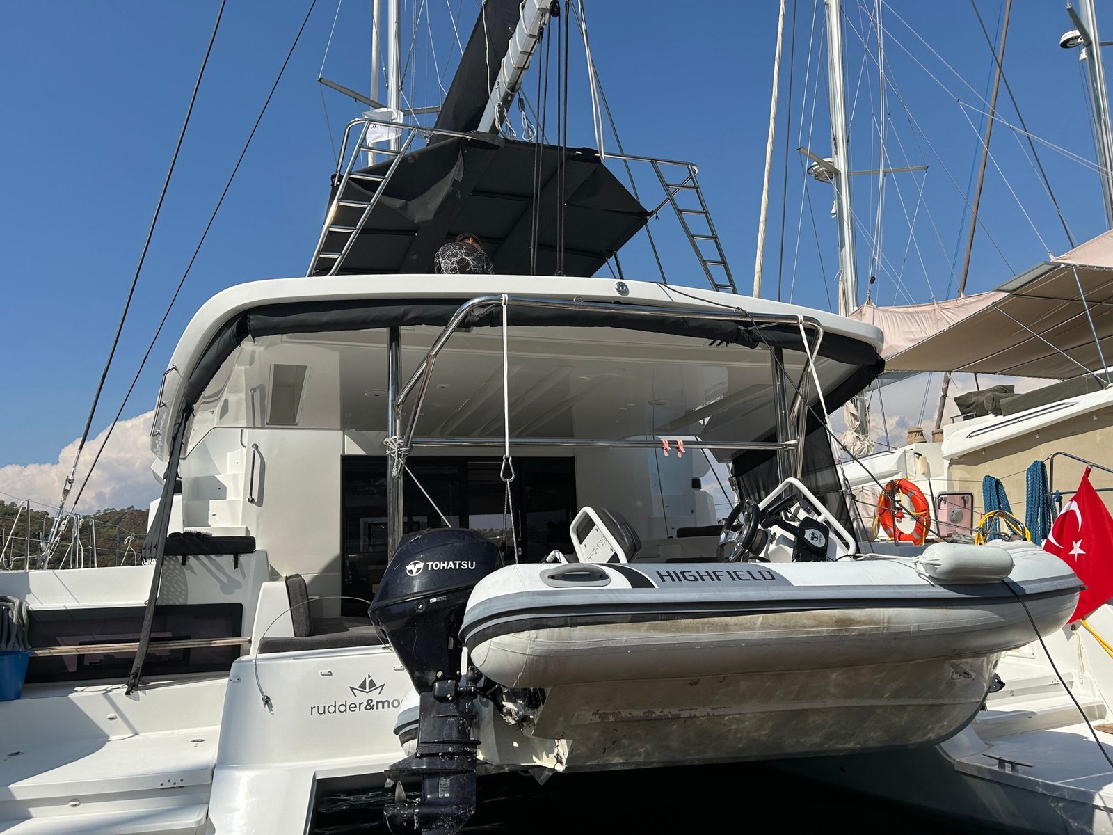 Fethiye'de kiralanan Lagoon 51 katamaranın kıç aynası, vinçleri ve şişme botu