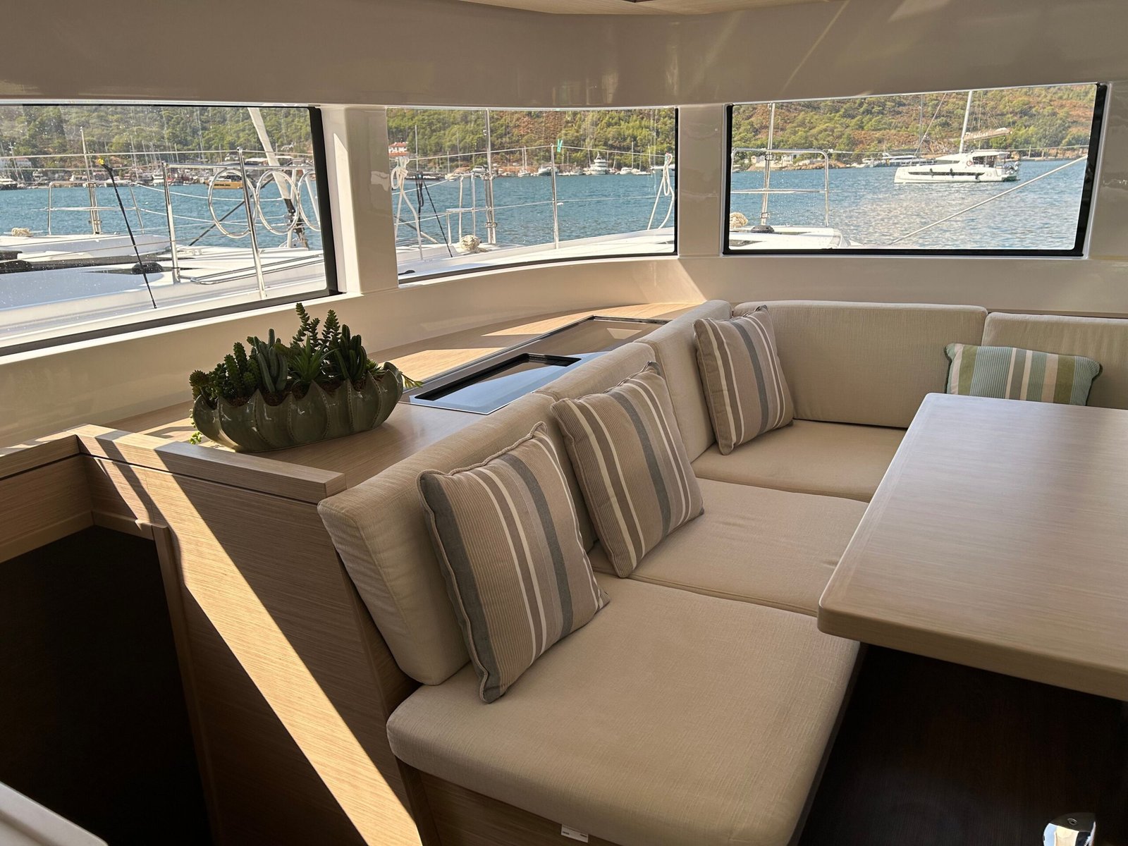 Fethiye'de Lagoon 51 katamaran kiralama hizmetinde salon yemekleri.