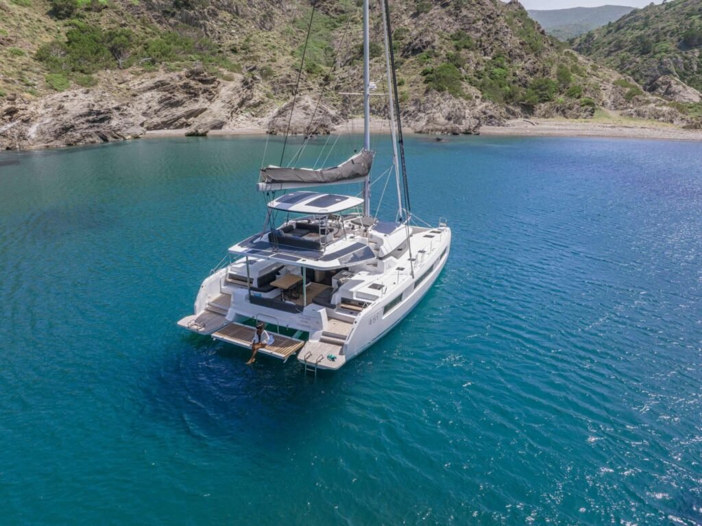 Marmaris'te Lagoon 51 katamaran kiralama: PA1524, bir Türk koyunda demirli.