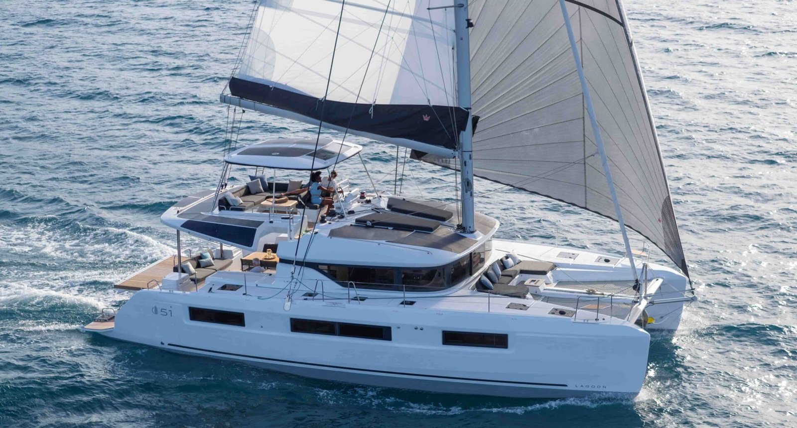 Marmaris, Türkiye'den kiralanan Lagoon 51 katamaranı yelken açmış halde.