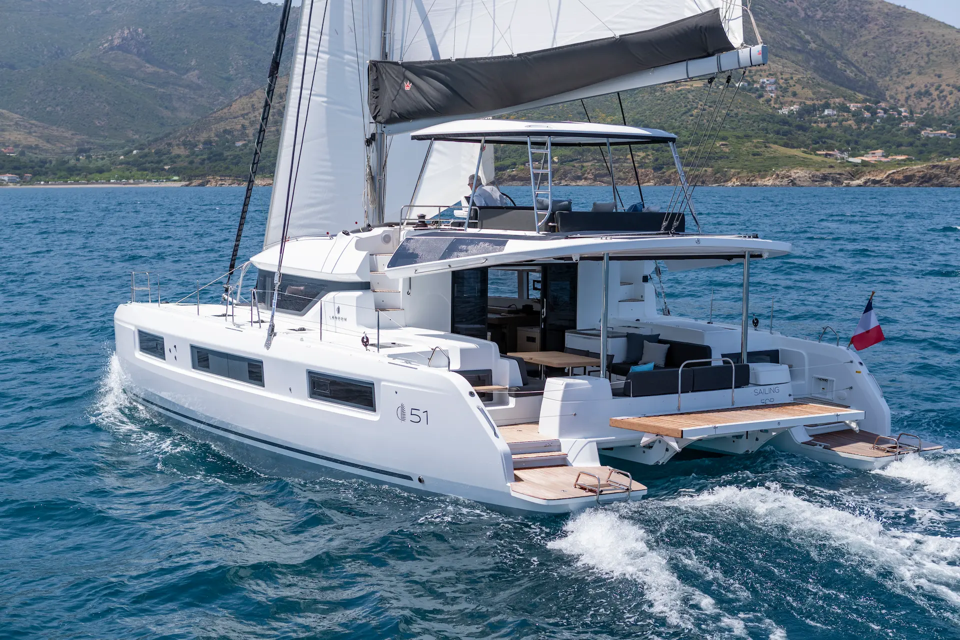 Marmaris'te Lagoon 51 katamaran kiralama hizmeti, tam yelken açmış halde arkadan görünüm.