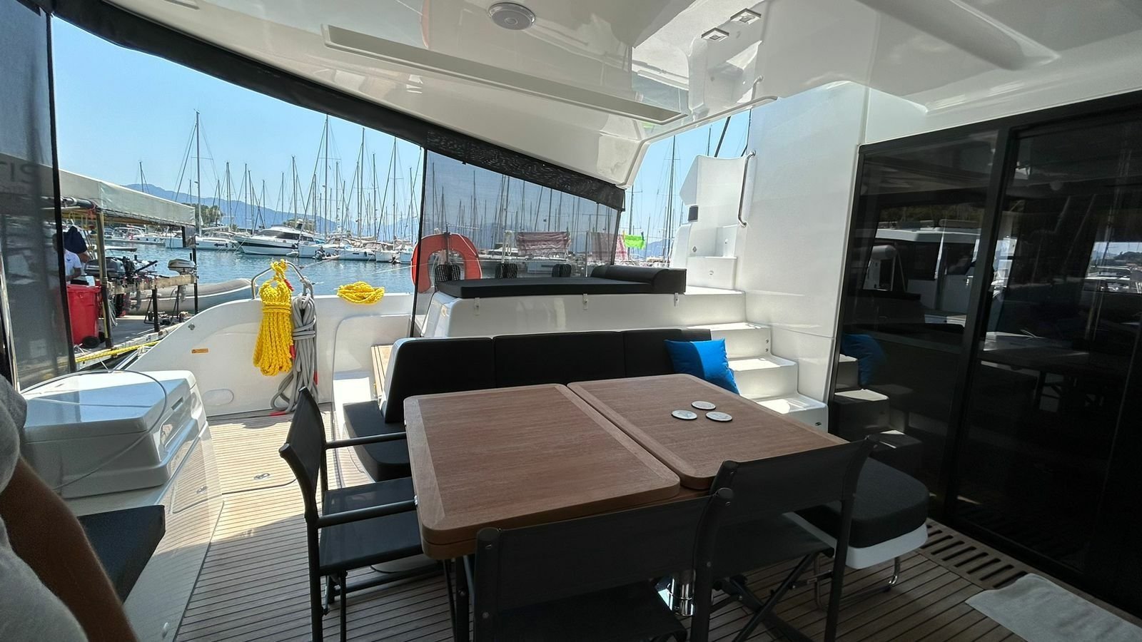 Marmaris'te kiralanan Lagoon 51 katamaranında tik ağacından yapılmış kokpit yemek masası.
